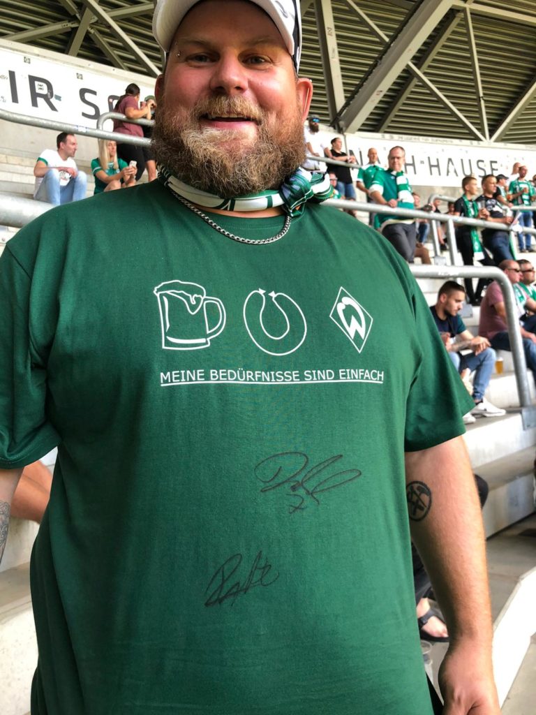 Rouven mit Autogrammen in Dresden